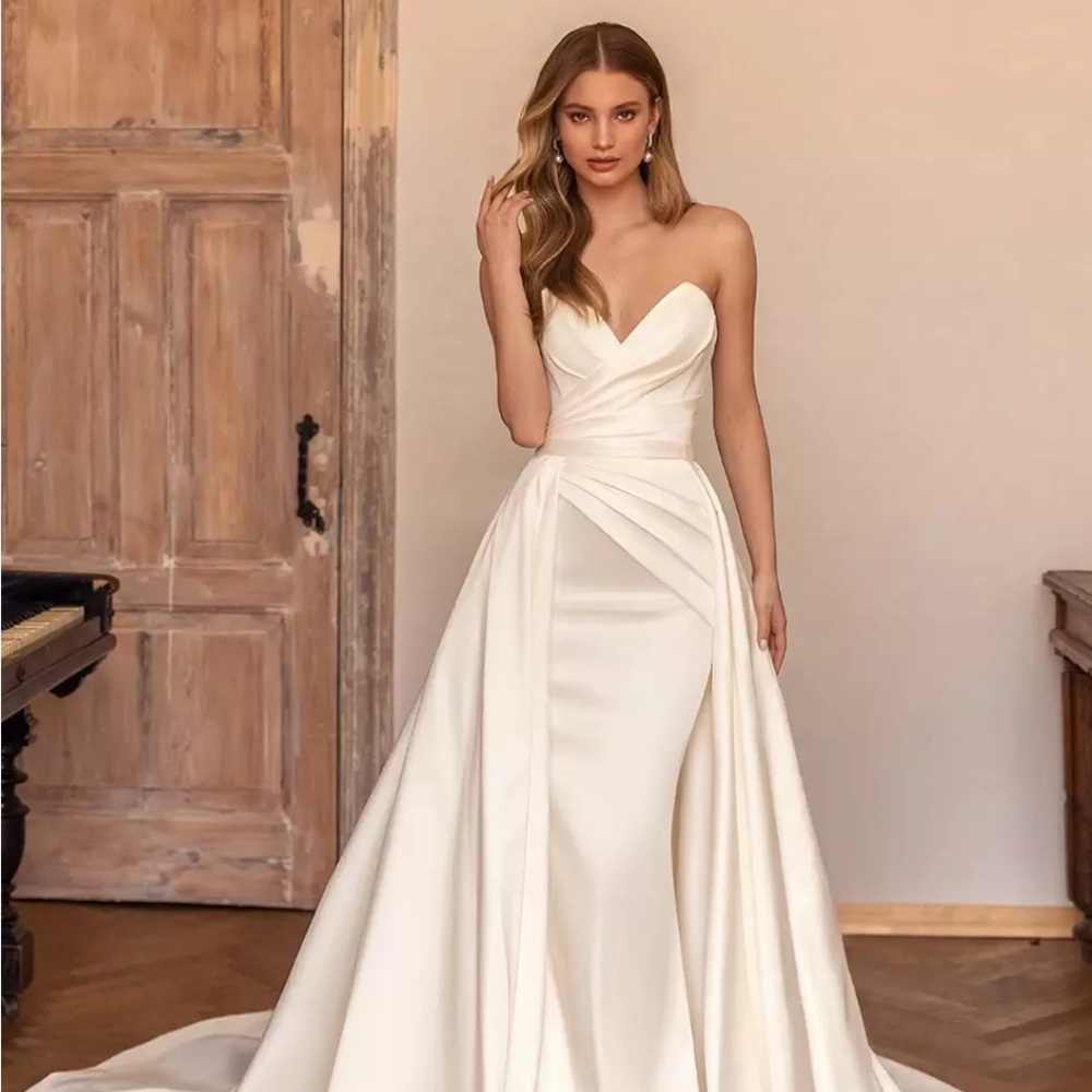 Elegant Strapless Ivory Gown